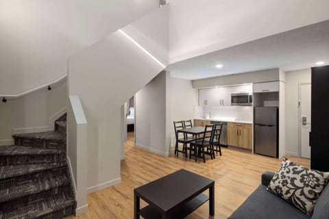 Suite, Multiple Beds, Non Smoking (Loft) | Desk, laptop workspace, iron/ironing board, WiFi (free)