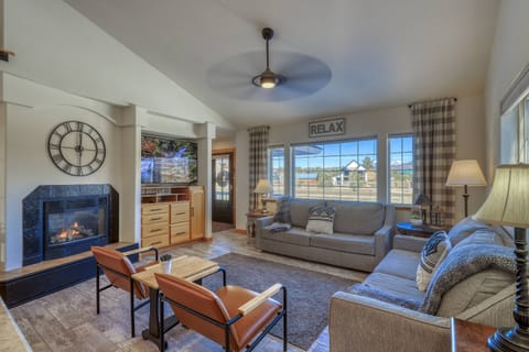 Beautiful Large family room w/ cozy fireplace