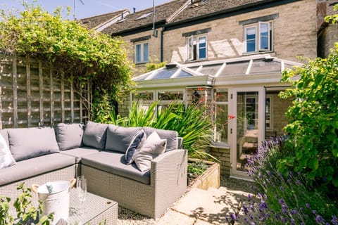 Harvey's Corner Cottage Garden - StayCotswold