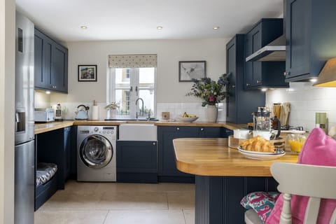 Harvey's Corner Cottage Kitchen - StayCotswold