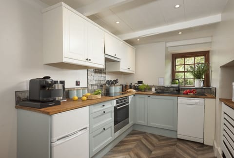 The Corner Cottage, Carnhell Green, Hayle: Superbly equipped with everything you'll need during your stay