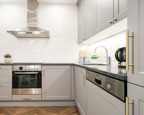 Deluxe Suite | 1 bedroom, iron/ironing board, free WiFi