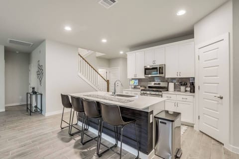 Breakfast bar & quick bites, near Roy Kizer Golf