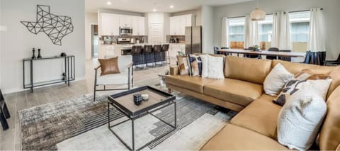 Comfortable, Spacious Family Home Close to Southpark Meadows
