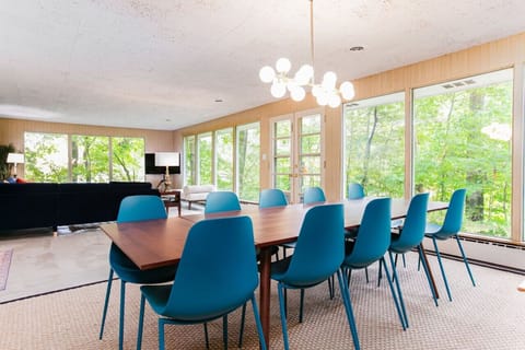 Bright scenic views at Retro Bird Nature Retreat! Enjoy our open concept living/dining area, room for the whole family to eat/watch TV or puzzles and board games. Also an excellent place for relaxing and taking in nature through a wall of windows.