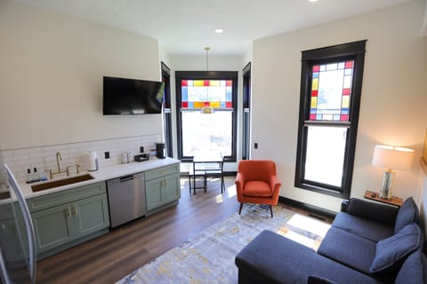 Chic Urban Queen Apt. at the Victorian Unit A living area with kitchen