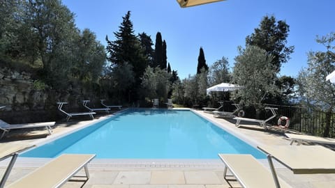 Water, Sky, Swimming Pool, Azure, Tree, Shade, Leisure, Composite Material, Real Estate, Rectangle