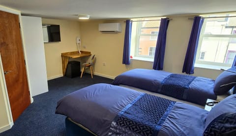 Standard Twin Room | In-room safe, desk, laptop workspace, soundproofing