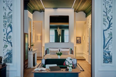 Suite Faubourg 21 | Minibar, in-room safe, individually decorated, desk