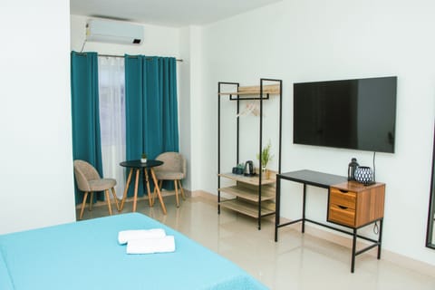 Laptop workspace, soundproofing, free WiFi