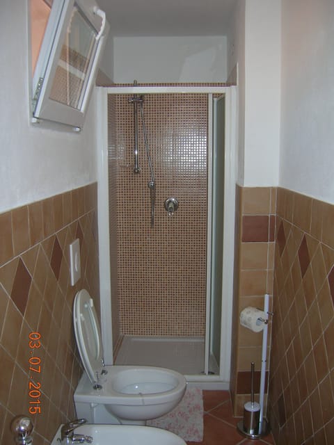 Classic Room, Balcony, City View | Bathroom