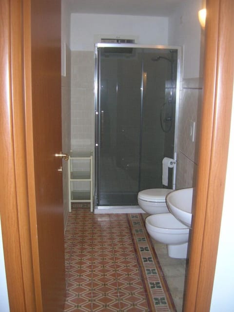 Luxury Triple Room, Balcony, Garden View | Bathroom