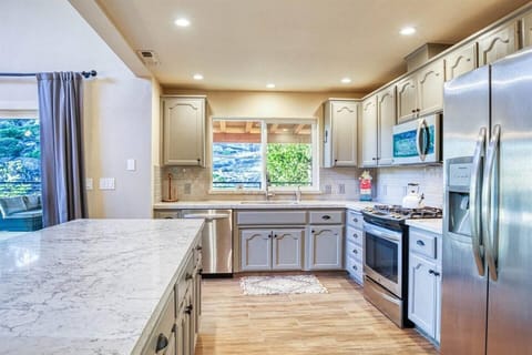 Sunset Retreat is beautifully decorated and stocked with amenities. From red wine, hot cocoa, and coffee -we've got you covered!