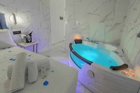 Luxury Room | In-room safe, desk, laptop workspace, soundproofing