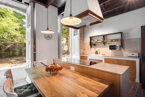 House (Palacio de Esgos) | Private kitchen | Full-size fridge, microwave, oven, stovetop