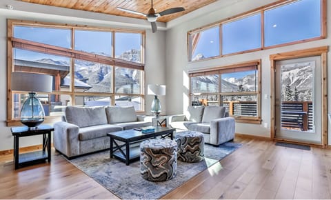 Welcome to White Spruce Lodge - Penthouse Suite #404!