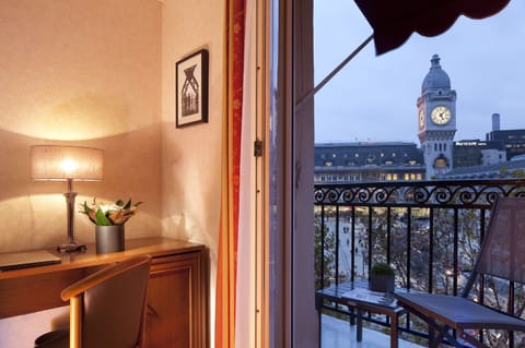 Minibar, in-room safe, desk, iron/ironing board