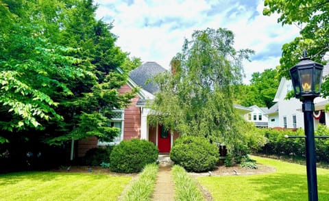 Charming 115-year-old Victorian near shops, dining, music & private entry.