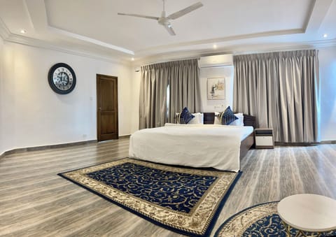 Deluxe Penthouse, City View | 2 bedrooms, desk, laptop workspace, WiFi (free)