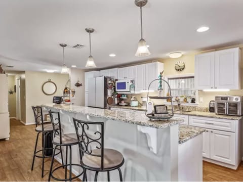 Open concept kitchen/bar