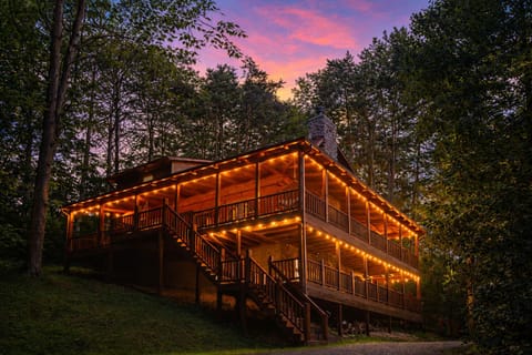 Welcome to Ramblin Rose Lodge - a 14 person, dog friendly luxury retreat in the heart of Hocking Hills