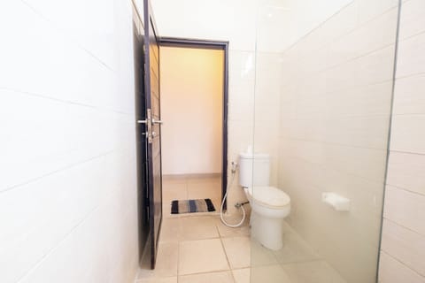 Standard Room | Bathroom | Shower, rainfall showerhead, slippers, towels