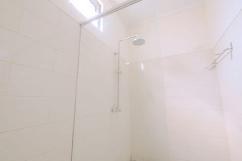 Standard Room | Bathroom | Shower, rainfall showerhead, slippers, towels