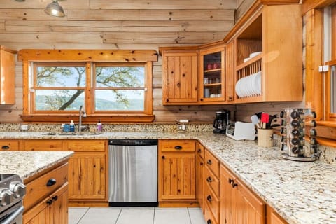 Fully stocked kitchen-perfect for you resident chef