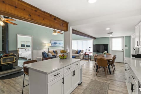 Open-concept living area with kitchen and dining space. Ideal for socializing and family gatherings. ️️‍‍‍