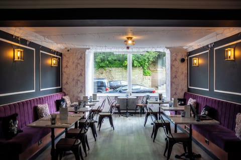 Serves breakfast, lunch, and dinner