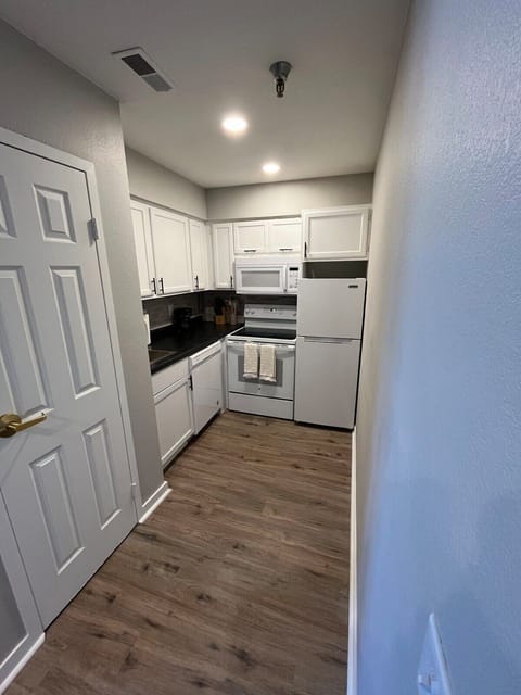 Compact kitchen with all the basics for quick and easy meals.