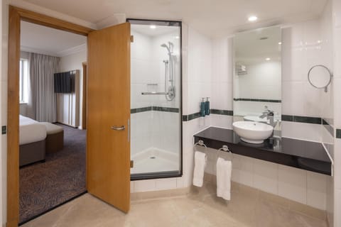 Executive Suite, 1 King Bed, Club Lounge Access | Bathroom | Free toiletries, hair dryer, towels