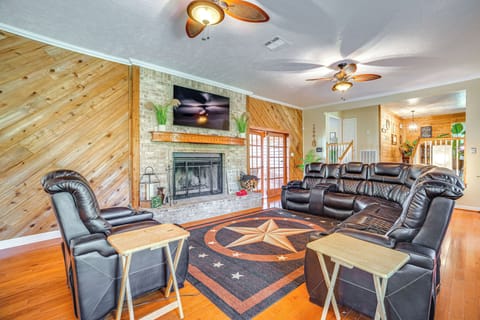 Onalaska Vacation Rental | 3BR | 2BA | 1,952 Sq Ft | Stairs Required