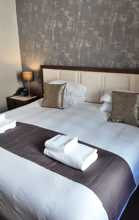 Standard Double Room | Desk, laptop workspace, iron/ironing board, WiFi (free)
