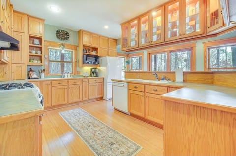 Gas stove with all fully stocked kitchenware. Variety of cooking appliances. 