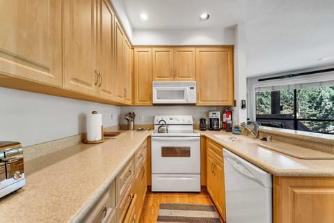 Kitchen: Well-equipped kitchen, range of appliances, spacious counter and cabinets, open layout to living and dining room