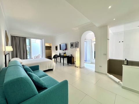 Junior Suite, Hot Tub | In-room safe, soundproofing, iron/ironing board, free WiFi