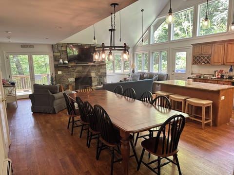 Open floor plan - perfect for entertaining large groups!