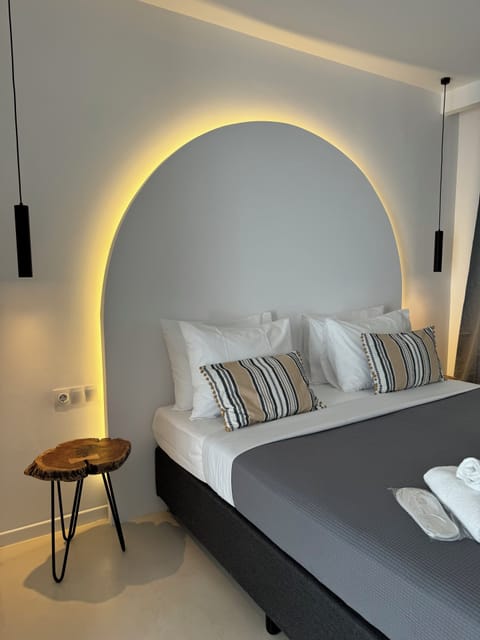 Double Room, 1 Queen Bed | In-room safe, blackout drapes, soundproofing, iron/ironing board