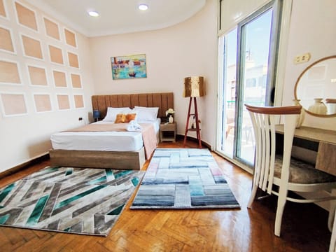 Deluxe Apartment | 3 bedrooms, minibar, individually decorated, individually furnished