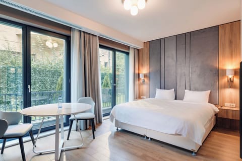 Standard Studio | In-room safe, blackout drapes, soundproofing, iron/ironing board