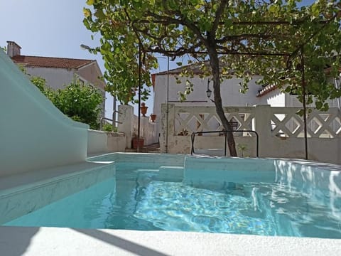 4 outdoor pools, sun loungers