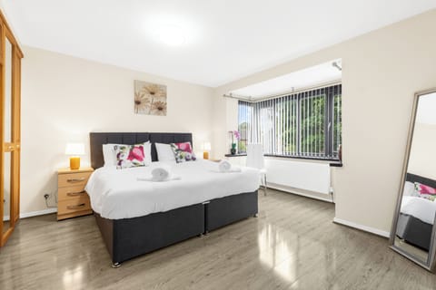 House | 4 bedrooms, iron/ironing board, free WiFi, bed sheets