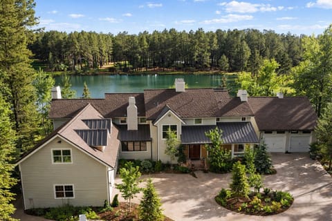 Luxury mountain retreat with private fishing pond