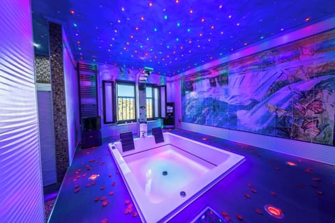 Luxury Apartment, 1 Queen Bed, Mountain View | Private spa tub