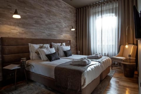 In-room safe, blackout drapes, soundproofing, WiFi (free)