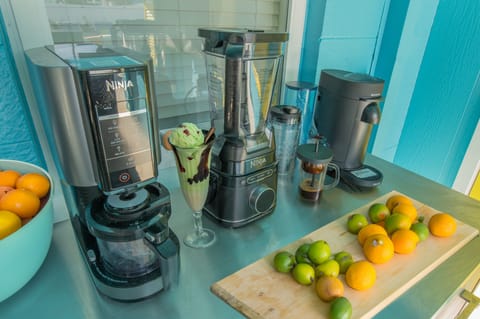 Blend up a smoothie, whip up an ice cream drink, or enjoy a fresh coffee at your private poolside bar, complete with seating for eight.