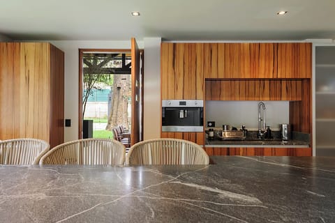 Premium House | Private kitchen | Full-size fridge, microwave, oven, stovetop