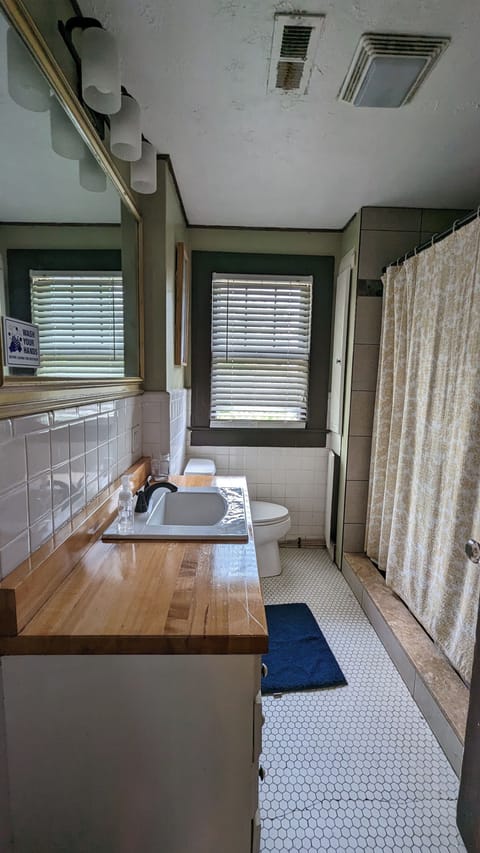 Bathtub, towels, soap, shampoo