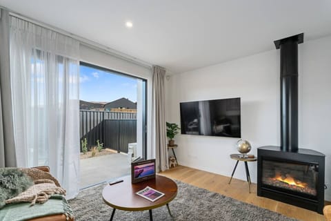 Gas fireplace to set the mood on cold nights. Smart TV.